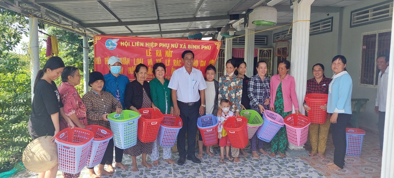 Hội Liên hiệp phụ nữ xã Bình Phú tổ chức ra mắt mô hình “Phân loại, xử lý rác thải tại hộ gia đình”