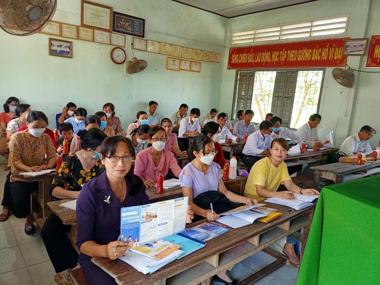 Xã Bình Phú: Tuyên truyền, vận động giáo viên Trường tiểu học Đỗ Văn Châu tham gia bảo hiểm xã hội tự nguyện, bảo hiểm y tế cho thành viên gia đình năm 2022