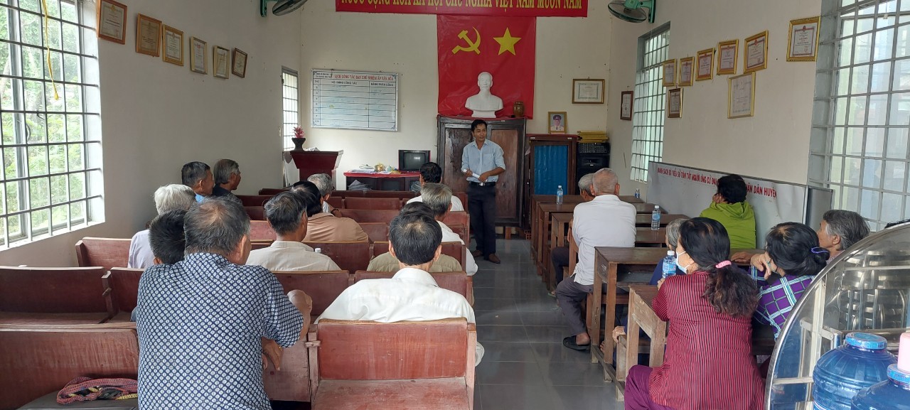 Hội Nông dân xã Bình Phú huyện Gò Công Tây phối hợp với Trung tâm Dịch vụ NN huyện tổ chức hội thảo vụ Hè - Thu